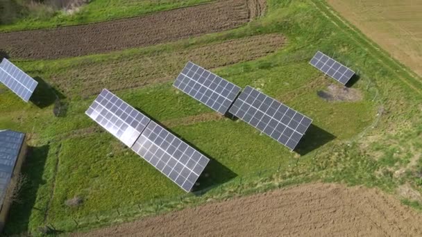 クリーンな生態系電気エネルギーを発生させるために裏庭の地面に独立したフレームに取り付けられた太陽光発電パネル。自律住宅の概念 — ストック動画