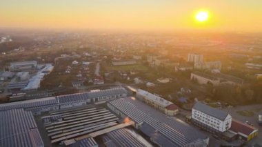 Sanayi binasının çatısına yeşil ekolojik elektrik üretmek için monte edilen mavi fotovoltaik güneş panellerinin hava görüntüsü. Sürdürülebilir enerji konsepti üretimi