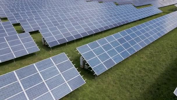 Vista aerea di grande centrale elettrica sostenibile con molte file di pannelli fotovoltaici solari per la produzione di energia elettrica pulita. Elettricità rinnovabile a emissioni zero — Video Stock