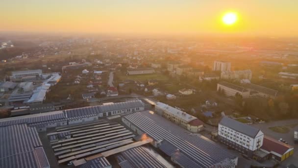 Flygfoto av blå solceller solpaneler monterade på industribyggnad tak för att producera grön ekologisk el. Produktion av begreppet hållbar energi — Stockvideo