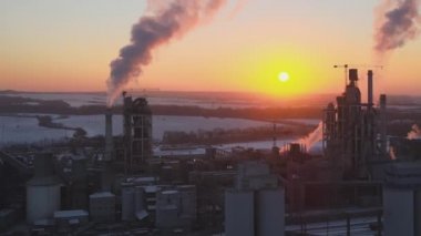 Beton yapılı çimento fabrikası ve endüstriyel üretim bölgesindeki vinç manzarası. Üretim ve küresel sanayi kavramı