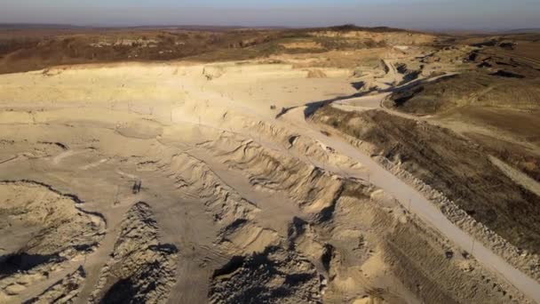 Vista aérea del sitio de minería a cielo abierto de materiales de piedra caliza para la industria de la construcción con excavadoras y volquetes — Vídeo de stock