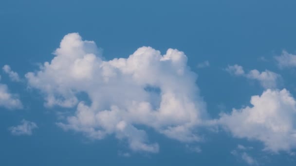 Vista aérea desde la ventana del avión a gran altitud de la tierra cubierta de nubes de cúmulos hinchados que se forman antes de la tormenta — Vídeos de Stock