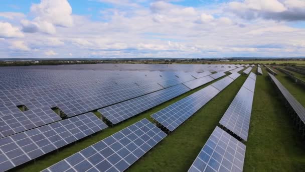 Vista aérea de una gran central eléctrica sostenible con filas de paneles fotovoltaicos solares para producir energía eléctrica limpia. Concepto de electricidad renovable con cero emisiones — Vídeos de Stock