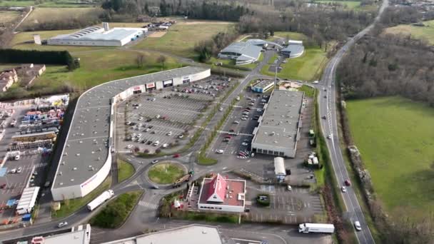 Vista aérea de muchos coches de colores estacionados en el estacionamiento con líneas y marcas para lugares de estacionamiento y direcciones — Vídeos de Stock