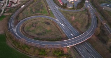Anayol kavşağının hava görüntüsü ve yoğun trafik var. Birçok araba ve kamyonla şehirlerarası ulaşım