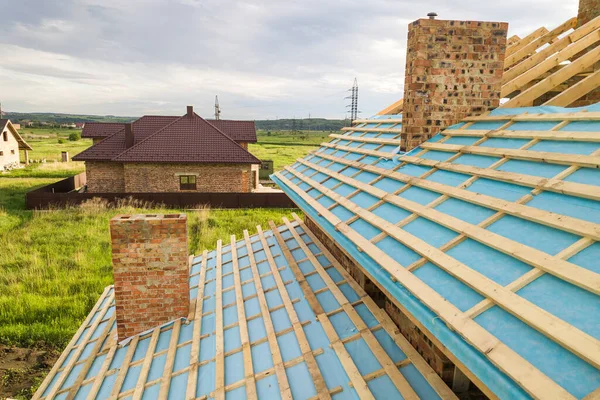 Luftaufnahme eines im Bau befindlichen Backsteinhauses mit Holzdachstuhl — Stockfoto