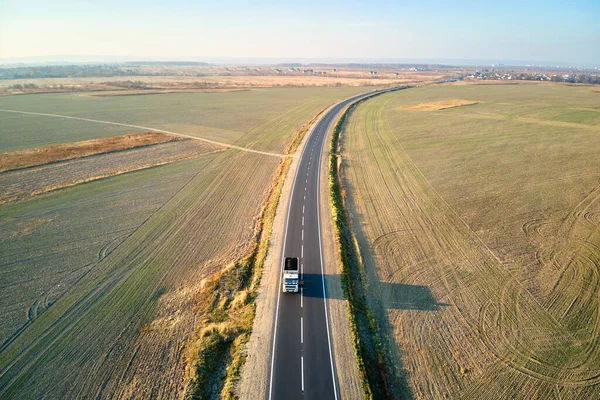 Вид с воздуха на грузовой грузовик, движущийся по автодорожным перевозкам. Концепция транспортировки и логистики — стоковое фото