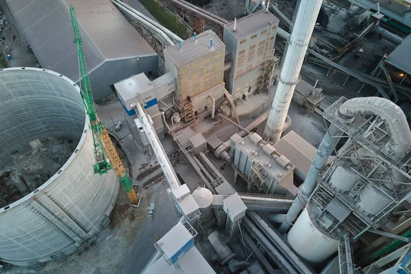 Yüksek beton fabrikası ve endüstriyel üretim alanında kule vinci olan çimento fabrikasının havadan görüntüsü. Üretim ve küresel sanayi kavramı — Stok fotoğraf