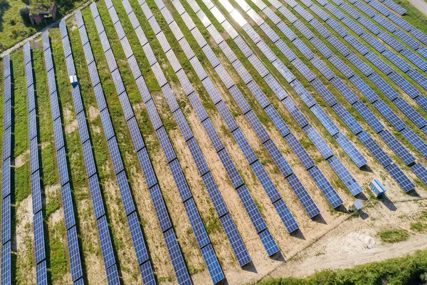 Luchtfoto van zonnecentrale op groen veld. Elektrische boerderij met panelen voor het produceren van schone ecologische energie — Stockfoto