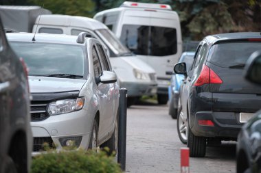 Arabalar şehir caddesinde sıraya park edilmiş. Kentsel trafik kavramı