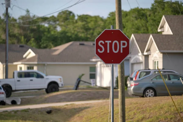 Geniş garajın önüne park edilmiş bir araba. Yeni modern Amerikan evinin beton yolu üzerinde çift kapı.