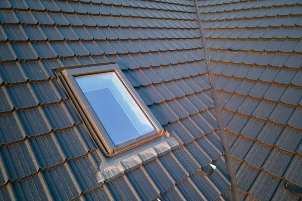 Primo piano della finestra della soffitta sul tetto della casa coperto con tegole di ceramica. Copertura in maiolica dell'edificio — Foto Stock