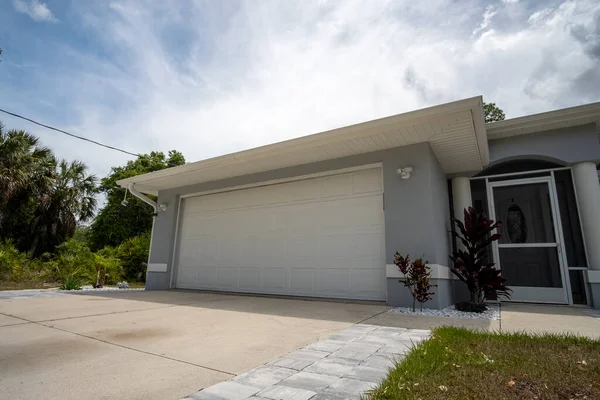 Wide garage double door and concrete driveway of new modern american house — Foto de Stock
