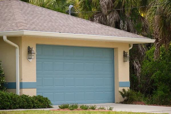 Brett garage dubbeldörr och betong uppfart av nya moderna amerikanska hus — Stockfoto