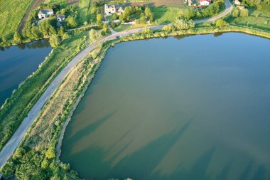 Su kültürü alanında mavi suyla birlikte balık tutma göletinin havadan görünüşü