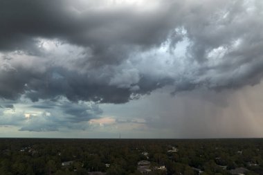 Kasvetli gökyüzünde kara fırtınalı bulutlar şekilleniyor. Şehir merkezine sağanak yağış gelmeden önce.