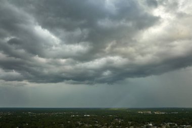 Kasvetli gökyüzünde kara fırtınalı bulutlar şekilleniyor. Şehir merkezine sağanak yağış gelmeden önce.