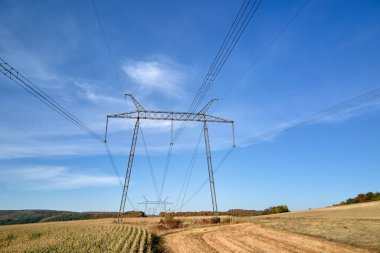Elektrik hatları olan yüksek voltaj kulesi elektrik enerjisini kablolardan geçiriyor.