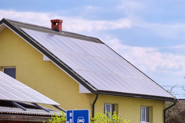 Şehrin kırsal kesimlerinde temiz ekolojik elektrik enerjisi üretmek için güneş fotovoltaik panellerle kaplı özel bir çatı. Özerk ev kavramı