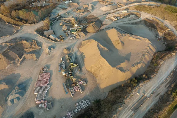 Vista aérea de mina a cielo abierto de materiales de arenisca para la industria de la construcción con excavadoras y volquetes. Equipo pesado en minería y producción de minerales útiles concepto — Foto de Stock