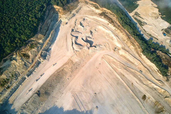 Luchtfoto van open mijnbouw van kalksteenmaterialen voor de bouw met graafmachines en storttrucks — Stockfoto