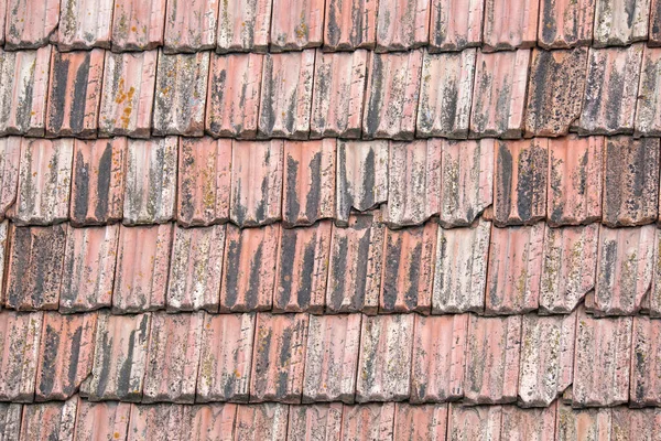 Superfície de close-up de telhas cerâmicas desgastadas antigas que cobrem telhado de edifício — Fotografia de Stock