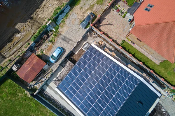 Banliyö bölgesinde temiz ekolojik elektrik enerjisi üretmek için güneş fotovoltaik panellerle kaplı çatısı olan bir ev. Özerk konut kavramı — Stok fotoğraf