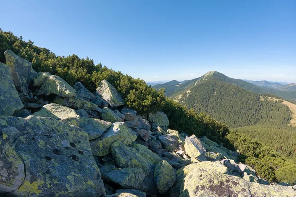 Montagne rocheuse flanc de colline avec de gros blocs de pierre le jour ensoleillé — Photo