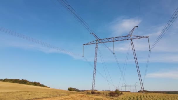 電線を介して電気エネルギーを伝達する電力線を有する高電圧タワー — ストック動画