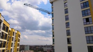 Vinç kaldırma kulesi ve inşaat halindeki monolitik çerçeveli yüksek konutlu bina. Gayrimenkul geliştirme