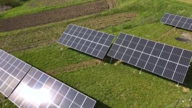 Temiz ekolojik elektrik üretmek için arka bahçeye monte edilen mavi fotovoltaik güneş panellerinin hava görüntüsü. Yenilenebilir enerji konsepti üretimi