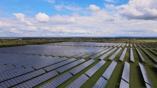 Vista aérea de una gran central eléctrica sostenible con muchas filas de paneles fotovoltaicos solares para producir energía eléctrica limpia. Electricidad renovable con concepto de cero emisiones — Vídeos de Stock