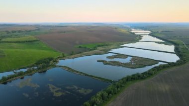 Su kültürü alanında mavi suyla birlikte balık tutma göletinin havadan görünüşü