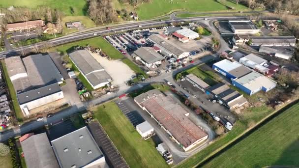 Luftaufnahme von Warenlagern und Logistikzentrum im Industriegebiet von oben — Stockvideo