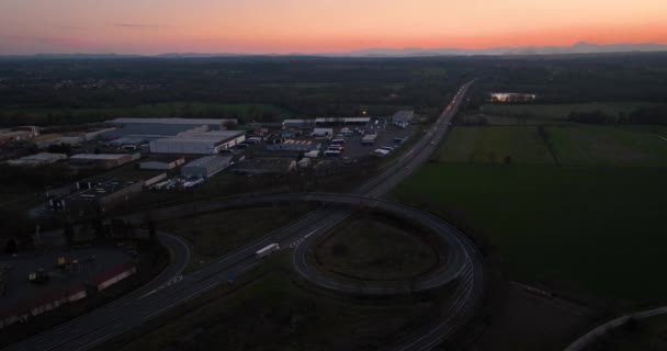 Luftaufnahme eines Autobahnkreuzes mit schnell fahrendem Schwerverkehr. Überlandverkehr mit vielen Autos und Lastwagen — Stockvideo