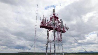 Ağ sinyali iletimi için kablosuz iletişim antenleri bulunan telekomünikasyon baz istasyonunun hava görüntüsü