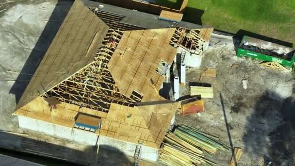 Αεροφωτογραφία του προαστιακού ιδιωτικού σπιτιού σπιτική ξύλινη στέγη πλαίσιο υπό κατασκευή στη Φλόριντα ήσυχη αγροτική περιοχή — Αρχείο Βίντεο