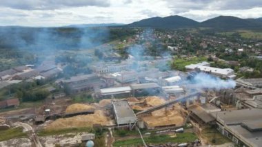 Ahşap işleme fabrikasının hava görüntüsü. Üretim sürecinden çıkan duman fabrika üretim sahasındaki atmosferi kirletiyor.