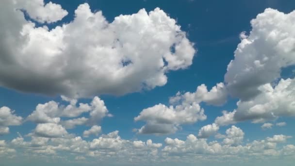 Timelapse of white puffy cumulus clouds forming on summer blue sky. Clima cambiante y cambiante en el paisaje nublado — Vídeos de Stock