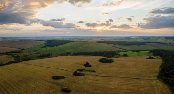 Vista aérea del paisaje del campo agrícola cultivado amarillo con trigo maduro en la noche de verano brillante —  Fotos de Stock