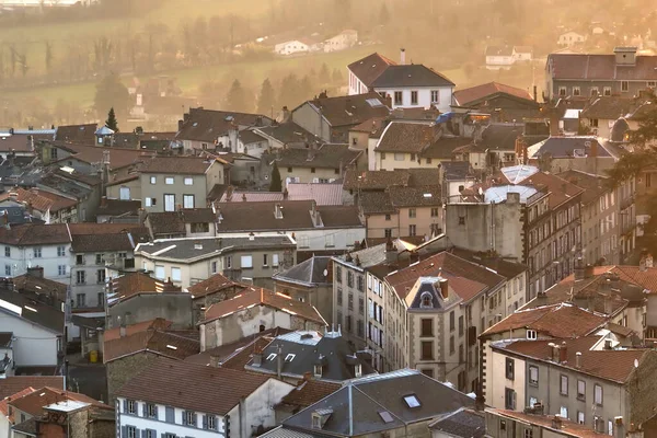 Vista aérea do denso centro histórico da cidade de Thiers, no departamento de Puy-de-Dome, região de Auvergne-Rhone-Alpes, na França. Telhados de edifícios antigos e ruas estreitas ao pôr do sol — Fotografia de Stock