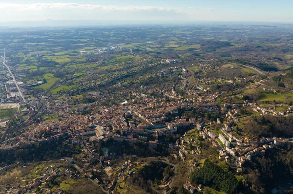 Veduta aerea del denso centro storico della città di Thiers nel dipartimento di Puy-de-Dome, regione Alvernia-Rodano-Alpi in Francia. Tetti di vecchi edifici e stradine — Foto Stock