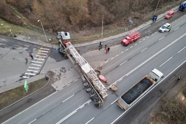 Trafik engellenmiş bir kamyon ile trafik kazası görüntüsü