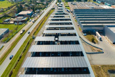 Otoparkın üzerine temiz enerjinin etkin üretimi için park etmiş arabaların güneş panelleri yerleştirildi.