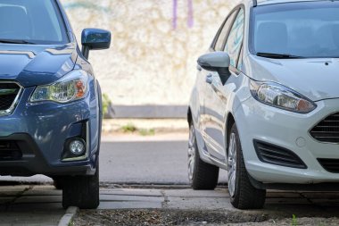 Arabalar şehir caddesinde sıraya park edilmiş. Kentsel trafik kavramı