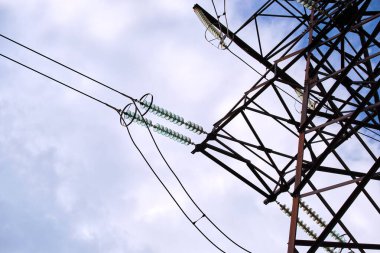Elektrik kablolarının izolasyon bölücüsüne sahip yüksek voltajlı elektrik hattı uzun mesafeden çelik kabloyla elektrik enerjisini güvenli bir şekilde iletiyor.