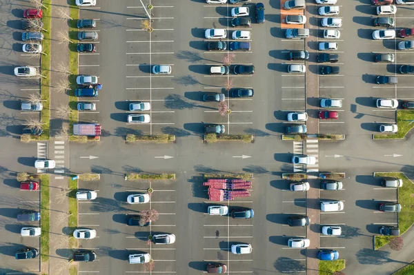 Vista aerea di molte auto colorate parcheggiate sul parcheggio con linee e contrassegni per parcheggi e indicazioni — Foto Stock