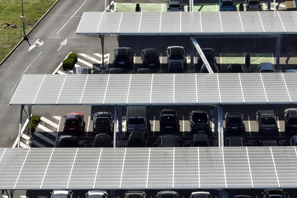 Napelemek légi rálátása a parkoló felett parkoló autókkal a tiszta energia hatékony előállítása érdekében — Stock Fotó