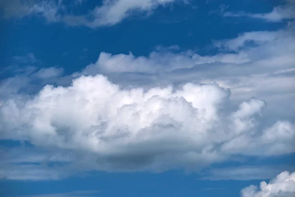 Pemandangan cerah putih puffy cumulus awan di langit biru jernih — Stok Foto